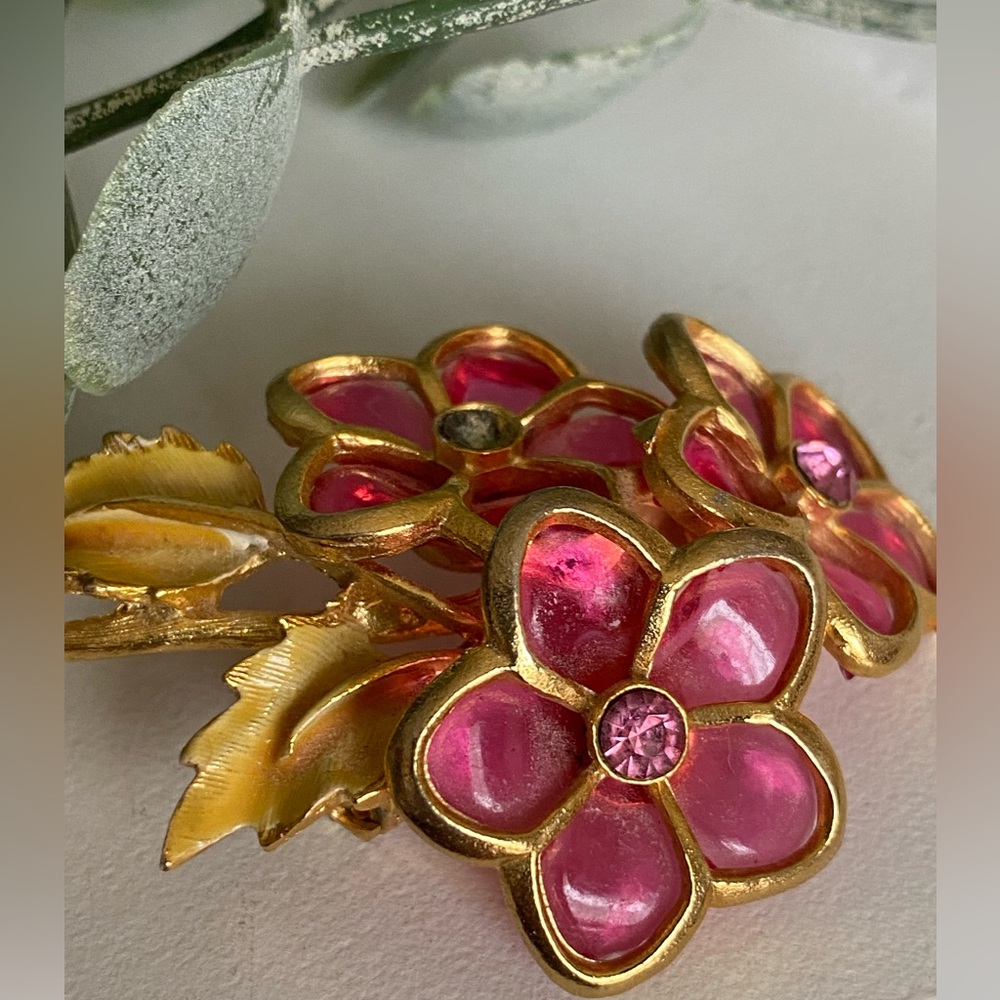 Pink petal floral gold leaf pin brooch vintage